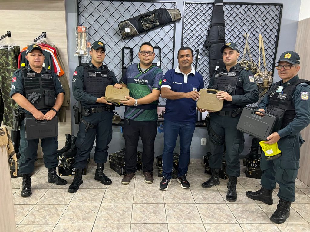 O diretor faz entrega de armas do projeto arma legal