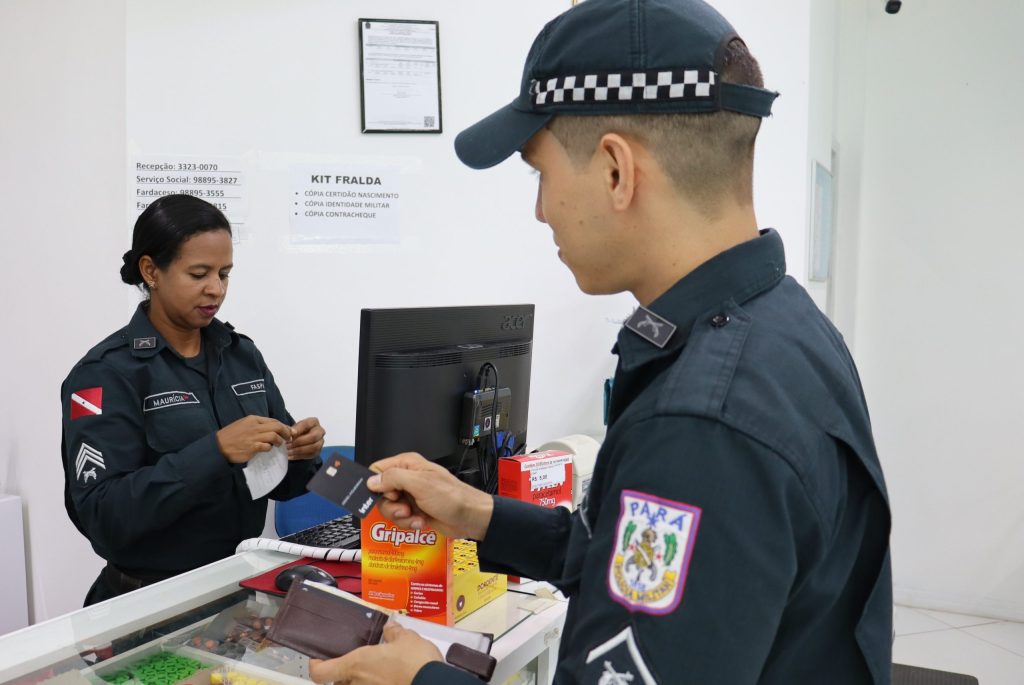 farmacia - militar comprando medicamento