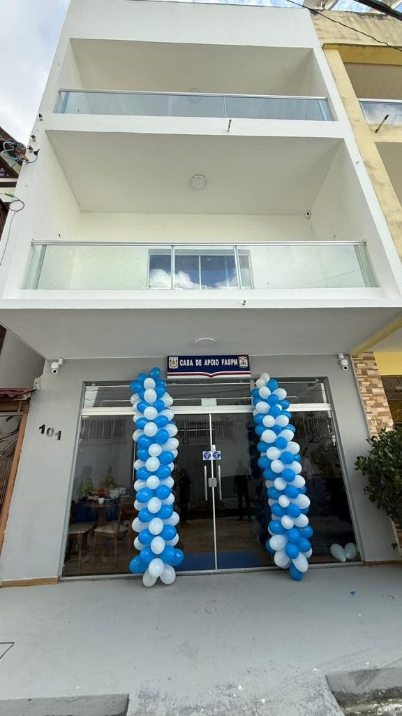 Entrada com faixada da casa de apoio FASPM