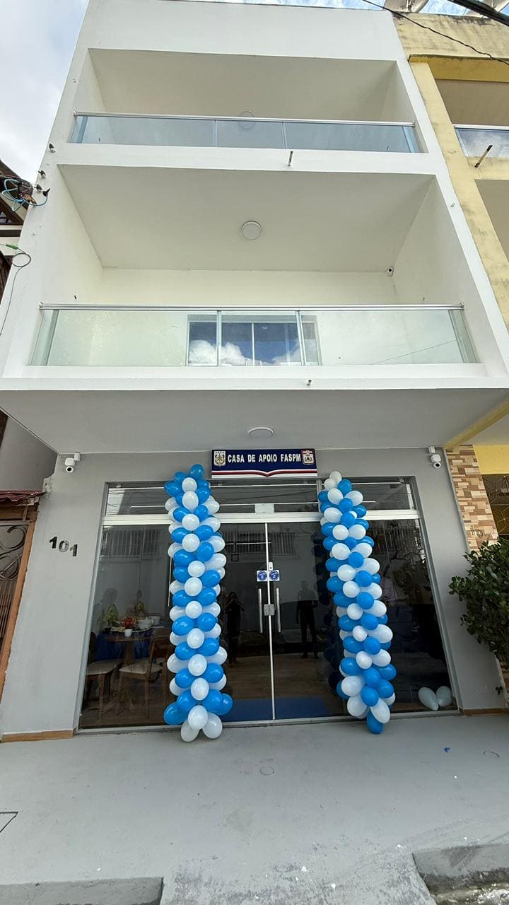 Entrada com faixada da casa de apoio FASPM