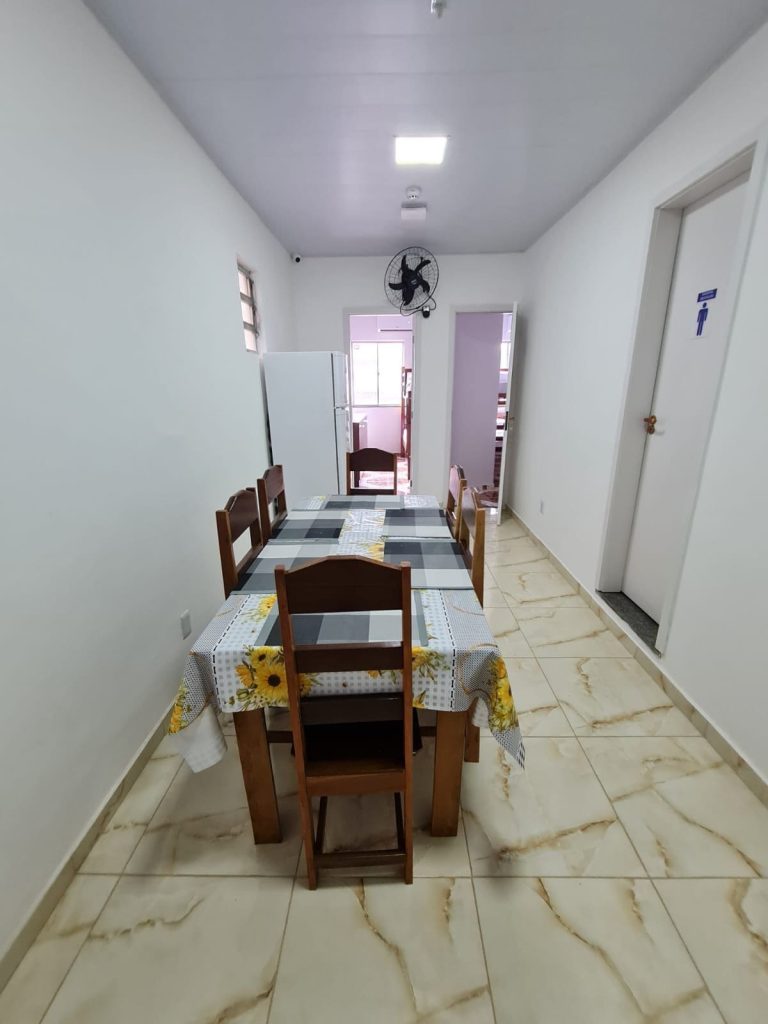 Sala de estar da casa de apoio FASPM