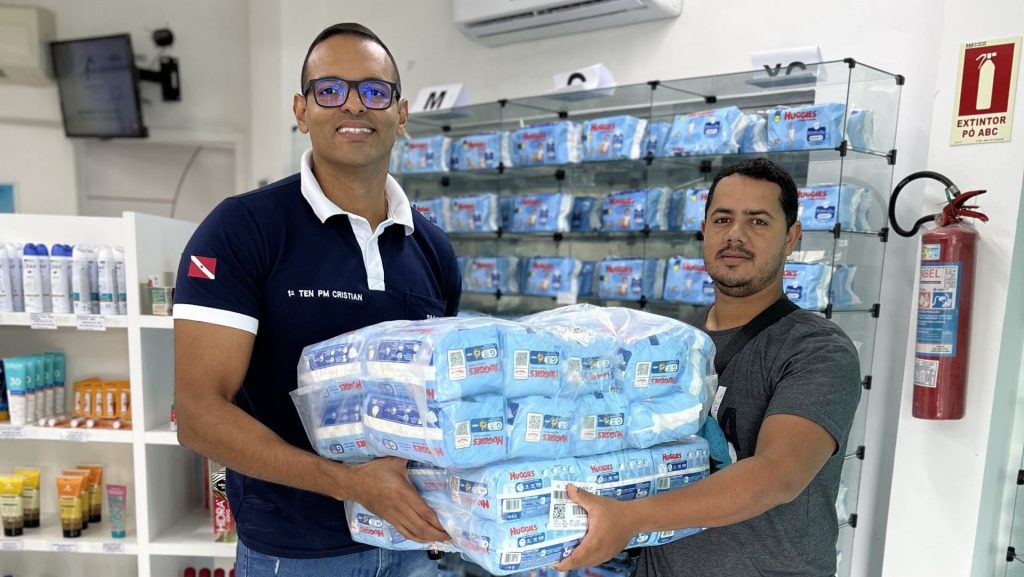 kit fraldas sendo entregue a um militar